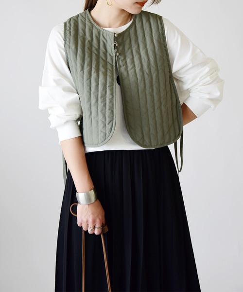 and it_（アンドイット）の「キルティングショートジレ（ベスト・レディース・ダークベージュ/アイボリー/カーキ/ブラック・M-L）」の20枚目の写真