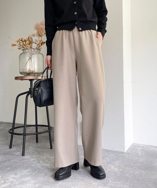 fredy emue（フレディエミュ）の「ソフトポリツイルストレートイージーパンツ（その他パンツ・レディース・ブラック/オフホワイト/チャコールグレー/ベージュ・34/36/38）」の4枚目の写真