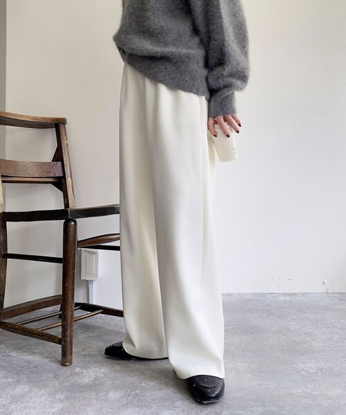 fredy emue（フレディエミュ）の「ソフトポリツイルストレートイージーパンツ（その他パンツ・レディース・ブラック/オフホワイト/チャコールグレー/ベージュ・34/36/38）」の2枚目の写真