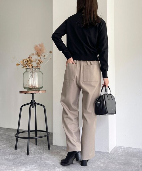 fredy emue（フレディエミュ）の「ソフトポリツイルストレートイージーパンツ（その他パンツ・レディース・ブラック/オフホワイト/チャコールグレー/ベージュ・34/36/38）」の18枚目の写真