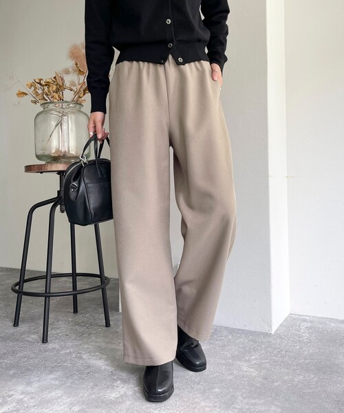 fredy emue（フレディエミュ）の「ソフトポリツイルストレートイージーパンツ（その他パンツ・レディース・ブラック/オフホワイト/チャコールグレー/ベージュ・34/36/38）」の21枚目の写真