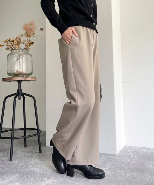 fredy emue（フレディエミュ）の「ソフトポリツイルストレートイージーパンツ（その他パンツ・レディース・ブラック/オフホワイト/チャコールグレー/ベージュ・34/36/38）」の22枚目の写真