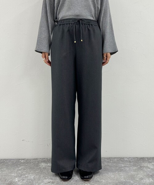 fredy emue（フレディエミュ）の「ソフトポリツイルストレートイージーパンツ（その他パンツ・レディース・ブラック/オフホワイト/チャコールグレー/ベージュ・34/36/38）」の6枚目の写真