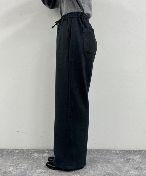 fredy emue（フレディエミュ）の「ソフトポリツイルストレートイージーパンツ（その他パンツ・レディース・ブラック/オフホワイト/チャコールグレー/ベージュ・34/36/38）」の7枚目の写真