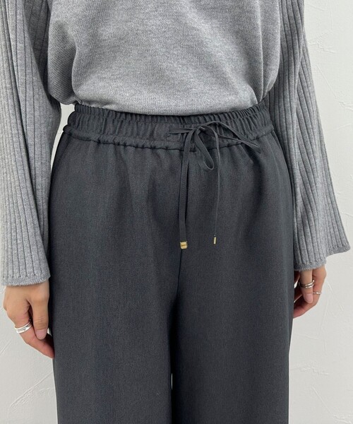 fredy emue（フレディエミュ）の「ソフトポリツイルストレートイージーパンツ（その他パンツ・レディース・ブラック/オフホワイト/チャコールグレー/ベージュ・34/36/38）」の9枚目の写真