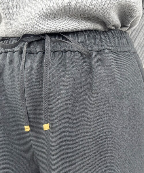 fredy emue（フレディエミュ）の「ソフトポリツイルストレートイージーパンツ（その他パンツ・レディース・ブラック/オフホワイト/チャコールグレー/ベージュ・34/36/38）」の10枚目の写真