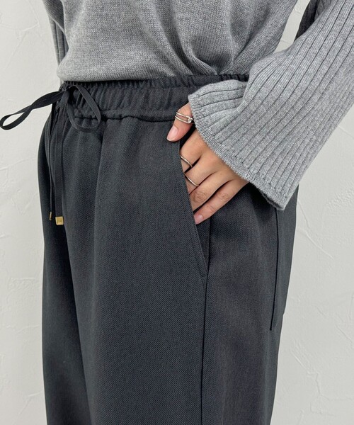 fredy emue（フレディエミュ）の「ソフトポリツイルストレートイージーパンツ（その他パンツ・レディース・ブラック/オフホワイト/チャコールグレー/ベージュ・34/36/38）」の11枚目の写真
