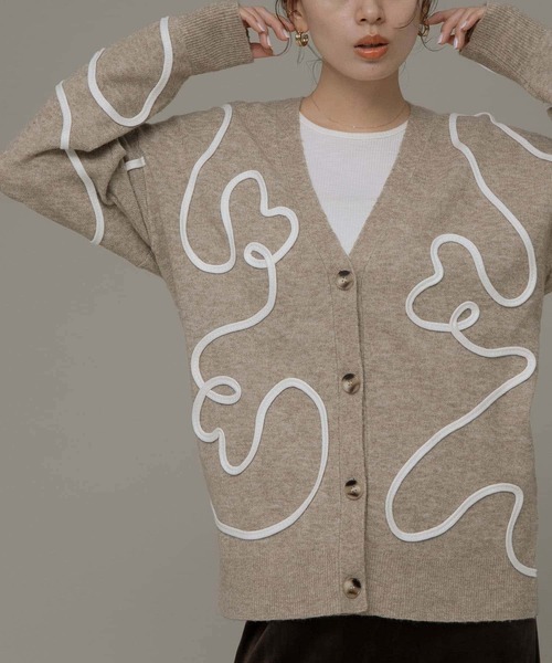 URBAN RESEARCH Sonny Label（アーバンリサーチサニーレーベル）の「コード刺繍Vネックカーディガン（カーディガン/ボレロ・レディース・ブラック/ベージュ/グレー・FREE）」の18枚目の写真