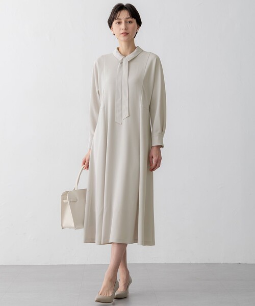 23区 L(ニジュウサンクオオキイサイズ)の「【VERYコラボ】トリアセダブルジョーゼット つけ襟 ボウタイワンピース(ワンピース・レディース・ベージュ系/ネイビー系・44/46/48/50)」の10枚目の写真