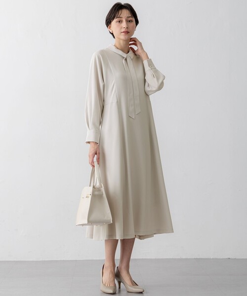 23区 L(ニジュウサンクオオキイサイズ)の「【VERYコラボ】トリアセダブルジョーゼット つけ襟 ボウタイワンピース(ワンピース・レディース・ベージュ系/ネイビー系・44/46/48/50)」の11枚目の写真