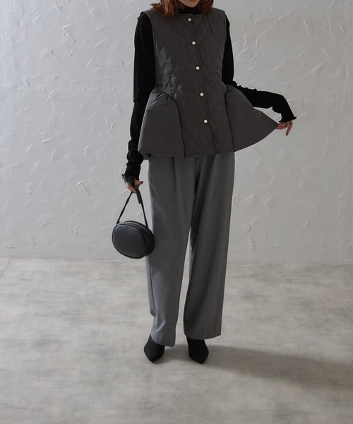 each（イーチ）の「パールボタンキルティングペプラムベスト