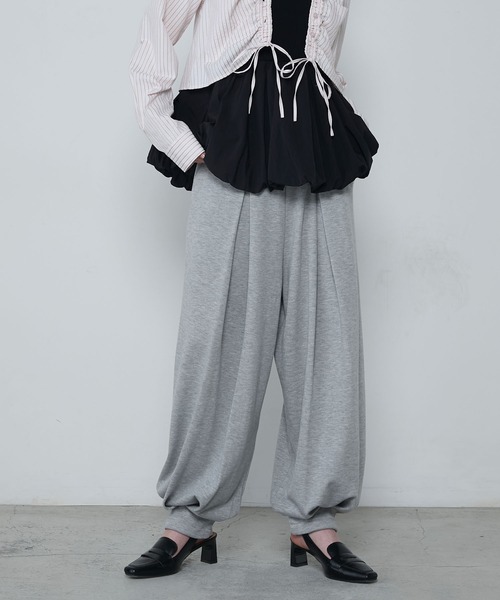 le ELMi（ルエルミ）の「Relaxing tucked cut sweatpants / リラクシングタックカットスウェットパンツ（スウェットパンツ・レディース・グレー/チャコールグレー/ブラック/アイボリー・FREE）」の4枚目の写真