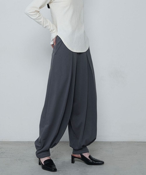 le ELMi（ルエルミ）の「Relaxing tucked cut sweatpants / リラクシングタックカットスウェットパンツ（スウェットパンツ・レディース・グレー/チャコールグレー/ブラック/アイボリー・FREE）」の3枚目の写真