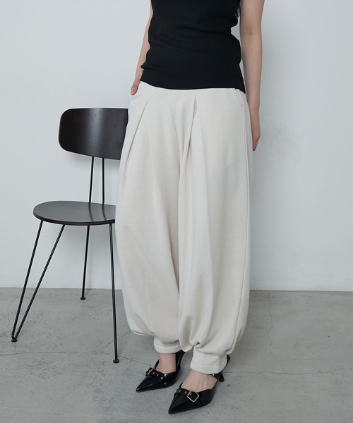 le ELMi（ルエルミ）の「Relaxing tucked cut sweatpants / リラクシングタックカットスウェットパンツ（スウェットパンツ・レディース・グレー/チャコールグレー/ブラック/アイボリー・FREE）」の2枚目の写真