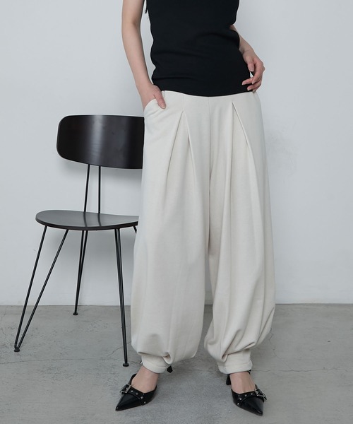 le ELMi（ルエルミ）の「Relaxing tucked cut sweatpants / リラクシングタックカットスウェットパンツ（スウェットパンツ・レディース・グレー/チャコールグレー/ブラック/アイボリー・FREE）」の5枚目の写真