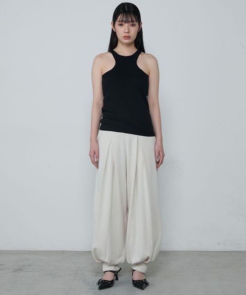 le ELMi（ルエルミ）の「Relaxing tucked cut sweatpants / リラクシングタックカットスウェットパンツ（スウェットパンツ・レディース・グレー/チャコールグレー/ブラック/アイボリー・FREE）」の6枚目の写真