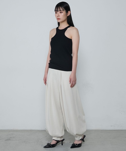 le ELMi（ルエルミ）の「Relaxing tucked cut sweatpants / リラクシングタックカットスウェットパンツ（スウェットパンツ・レディース・グレー/チャコールグレー/ブラック/アイボリー・FREE）」の7枚目の写真