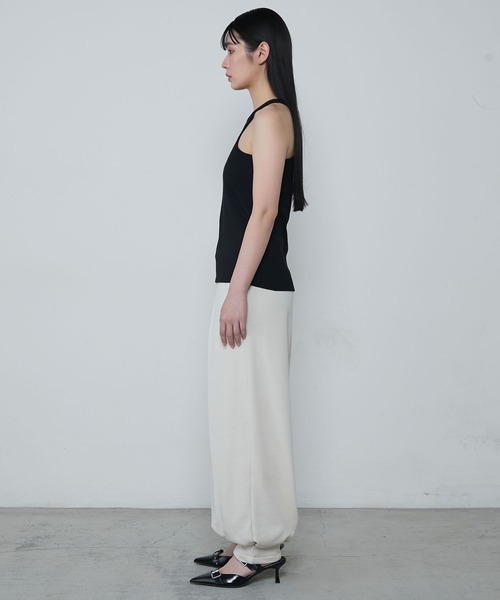 le ELMi（ルエルミ）の「Relaxing tucked cut sweatpants / リラクシングタックカットスウェットパンツ（スウェットパンツ・レディース・グレー/チャコールグレー/ブラック/アイボリー・FREE）」の8枚目の写真