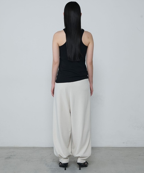 le ELMi（ルエルミ）の「Relaxing tucked cut sweatpants / リラクシングタックカットスウェットパンツ（スウェットパンツ・レディース・グレー/チャコールグレー/ブラック/アイボリー・FREE）」の9枚目の写真