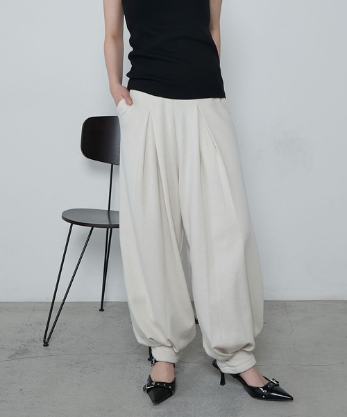 le ELMi（ルエルミ）の「Relaxing tucked cut sweatpants / リラクシングタックカットスウェットパンツ（スウェットパンツ・レディース・グレー/チャコールグレー/ブラック/アイボリー・FREE）」の10枚目の写真