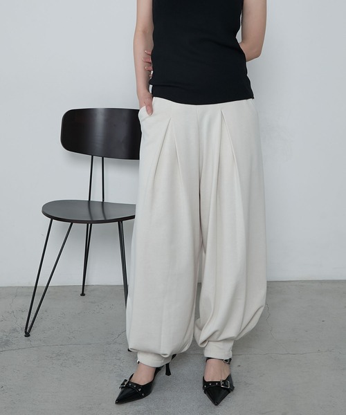 le ELMi（ルエルミ）の「Relaxing tucked cut sweatpants / リラクシングタックカットスウェットパンツ（スウェットパンツ・レディース・グレー/チャコールグレー/ブラック/アイボリー・FREE）」の11枚目の写真