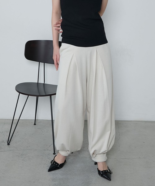 le ELMi（ルエルミ）の「Relaxing tucked cut sweatpants / リラクシングタックカットスウェットパンツ（スウェットパンツ・レディース・グレー/チャコールグレー/ブラック/アイボリー・FREE）」の12枚目の写真