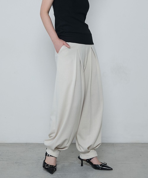 le ELMi（ルエルミ）の「Relaxing tucked cut sweatpants / リラクシングタックカットスウェットパンツ（スウェットパンツ・レディース・グレー/チャコールグレー/ブラック/アイボリー・FREE）」の13枚目の写真