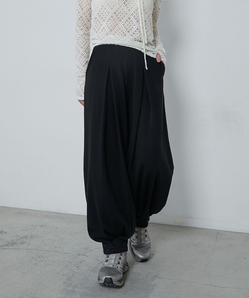 le ELMi（ルエルミ）の「Relaxing tucked cut sweatpants / リラクシングタックカットスウェットパンツ（スウェットパンツ・レディース・グレー/チャコールグレー/ブラック/アイボリー・FREE）」の15枚目の写真