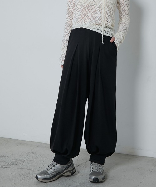 le ELMi（ルエルミ）の「Relaxing tucked cut sweatpants / リラクシングタックカットスウェットパンツ（スウェットパンツ・レディース・グレー/チャコールグレー/ブラック/アイボリー・FREE）」の16枚目の写真