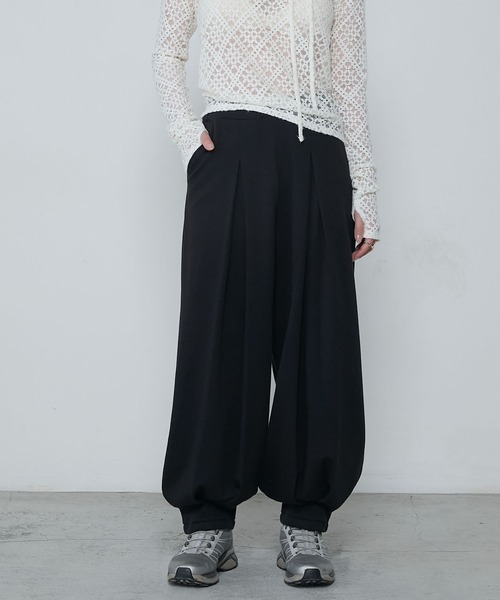 le ELMi（ルエルミ）の「Relaxing tucked cut sweatpants / リラクシングタックカットスウェットパンツ（スウェットパンツ・レディース・グレー/チャコールグレー/ブラック/アイボリー・FREE）」の17枚目の写真