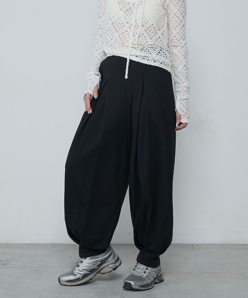 le ELMi（ルエルミ）の「Relaxing tucked cut sweatpants / リラクシングタックカットスウェットパンツ（スウェットパンツ・レディース・グレー/チャコールグレー/ブラック/アイボリー・FREE）」の18枚目の写真