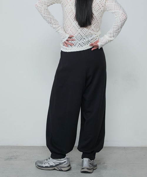 le ELMi（ルエルミ）の「Relaxing tucked cut sweatpants / リラクシングタックカットスウェットパンツ（スウェットパンツ・レディース・グレー/チャコールグレー/ブラック/アイボリー・FREE）」の19枚目の写真