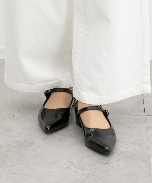 Honeys（ハニーズ）の「ベルト付ポインテッドパンプス（パンプス・レディース・イエロー/ブラック/ブラック系その他/シルバー・23.0/23.5/24.0/22.5/24.5）」の5枚目の写真