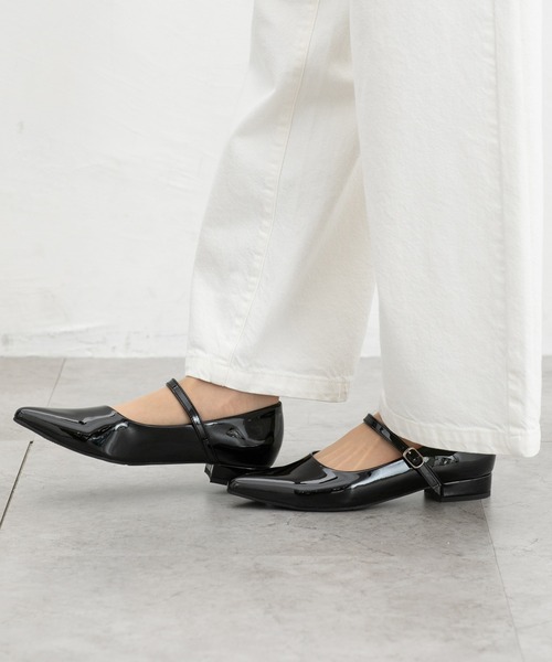 Honeys（ハニーズ）の「ベルト付ポインテッドパンプス（パンプス・レディース・イエロー/ブラック/ブラック系その他/シルバー・23.0/23.5/24.0/22.5/24.5）」の7枚目の写真