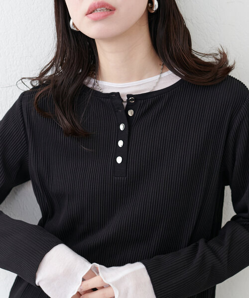 natural couture(ナチュラルクチュール)の「【WEB限定】前後2WAYストライプ調カットソー(Tシャツ/カットソー・レディース・オフホワイト/ブラック/サックスブルー・FREE)」の2枚目の写真