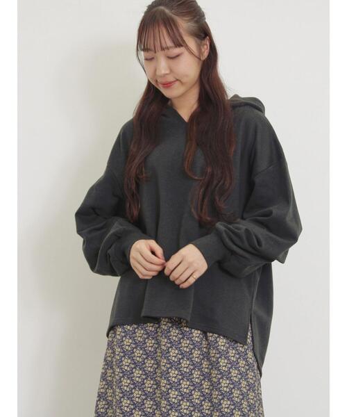 Samansa Mos2（サマンサ モスモス）の「袖タックスキッパーフーディー（Tシャツ/カットソー・レディース・チャコールグレー/オフホワイト/ブルー/イエロー・F）」の2枚目の写真