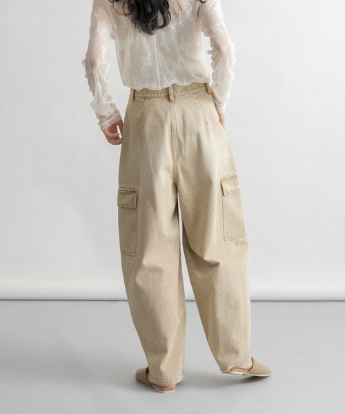 KBF（ケイビーエフ）の「カーブカーゴデニム（デニムパンツ・レディース・ブルー/ベージュ・38/36）」の18枚目の写真