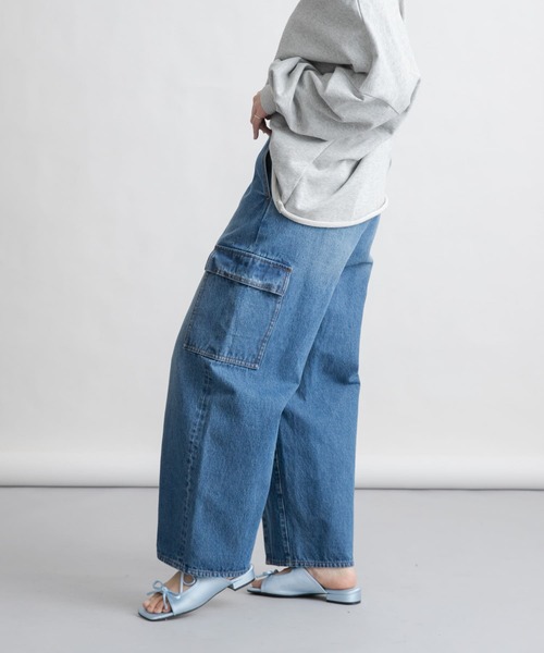 KBF（ケイビーエフ）の「カーブカーゴデニム（デニムパンツ・レディース・ブルー/ベージュ・38/36）」の3枚目の写真