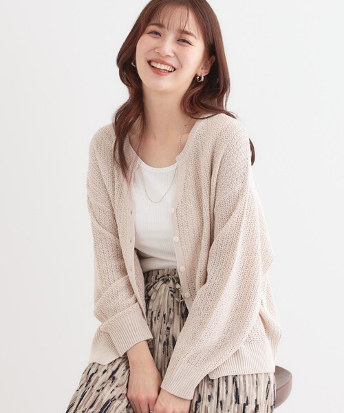 SHOO・LA・RUE（シューラルー）の「【洗える】ざっくり編みが大人かわいい キーネックカーディガン（カーディガン/ボレロ・レディース・ナチュラル/グリーン/キャメル・01/02/03/04）」の2枚目の写真