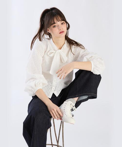 To b. by agnes b.(トゥービーバイアニエスベー)の「コットンフラワーレースブラウス(シャツ/ブラウス・レディース・ホワイト・38/36/40)」の1枚目の写真