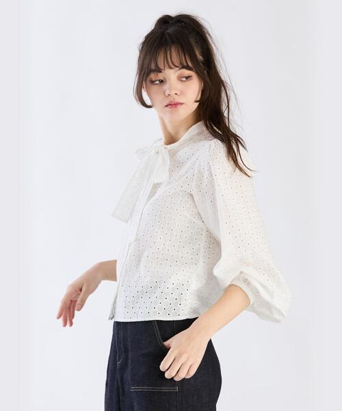 To b. by agnes b.(トゥービーバイアニエスベー)の「コットンフラワーレースブラウス(シャツ/ブラウス・レディース・ホワイト・38/36/40)」の3枚目の写真