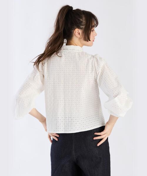 To b. by agnes b.(トゥービーバイアニエスベー)の「コットンフラワーレースブラウス(シャツ/ブラウス・レディース・ホワイト・38/36/40)」の4枚目の写真