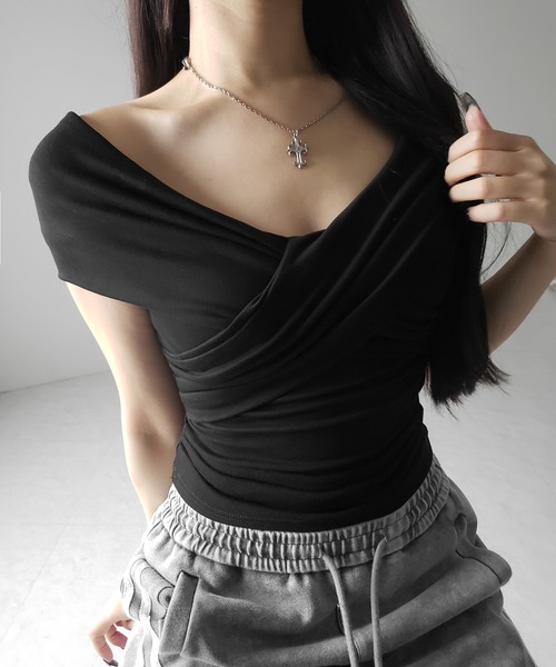 me+em select(ミームセレクト)の「【 2color 】オフショルドレープクロスギャザリングTシャツ /off shoulder draped cross gatherimg T-shirt(Tシャツ/カットソー・レディース・グレー/ブラック・FREE)」の13枚目の写真