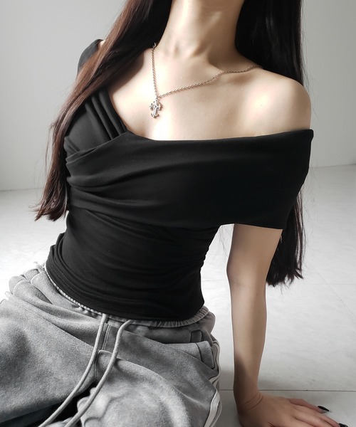 me+em select(ミームセレクト)の「【 2color 】オフショルドレープクロスギャザリングTシャツ /off shoulder draped cross gatherimg T-shirt(Tシャツ/カットソー・レディース・グレー/ブラック・FREE)」の16枚目の写真
