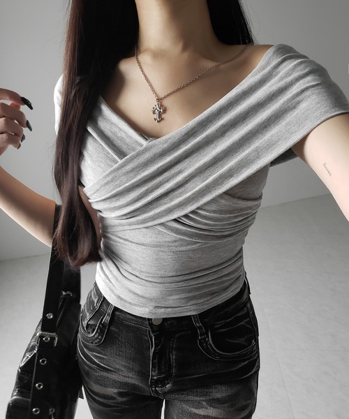 me+em select(ミームセレクト)の「【 2color 】オフショルドレープクロスギャザリングTシャツ /off shoulder draped cross gatherimg T-shirt(Tシャツ/カットソー・レディース・グレー/ブラック・FREE)」の4枚目の写真