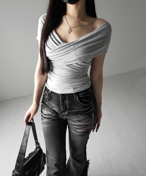 me+em select(ミームセレクト)の「【 2color 】オフショルドレープクロスギャザリングTシャツ /off shoulder draped cross gatherimg T-shirt(Tシャツ/カットソー・レディース・グレー/ブラック・FREE)」の5枚目の写真