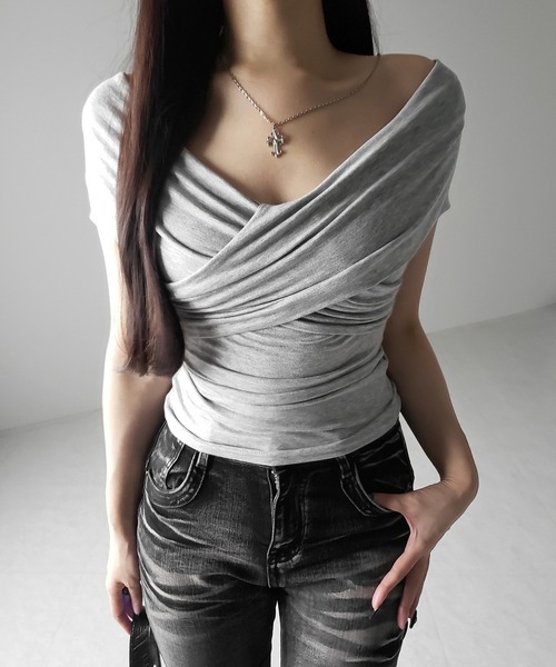 me+em select(ミームセレクト)の「【 2color 】オフショルドレープクロスギャザリングTシャツ /off shoulder draped cross gatherimg T-shirt(Tシャツ/カットソー・レディース・グレー/ブラック・FREE)」の6枚目の写真