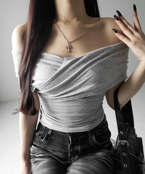 me+em select(ミームセレクト)の「【 2color 】オフショルドレープクロスギャザリングTシャツ /off shoulder draped cross gatherimg T-shirt(Tシャツ/カットソー・レディース・グレー/ブラック・FREE)」の7枚目の写真
