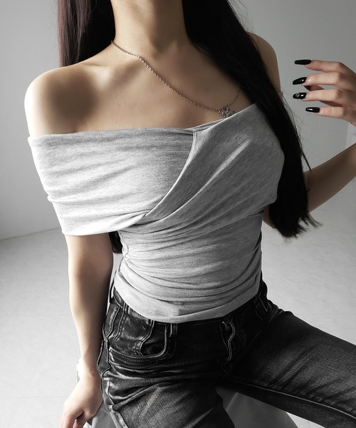 me+em select(ミームセレクト)の「【 2color 】オフショルドレープクロスギャザリングTシャツ /off shoulder draped cross gatherimg T-shirt(Tシャツ/カットソー・レディース・グレー/ブラック・FREE)」の8枚目の写真