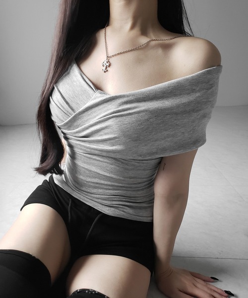 me+em select(ミームセレクト)の「【 2color 】オフショルドレープクロスギャザリングTシャツ /off shoulder draped cross gatherimg T-shirt(Tシャツ/カットソー・レディース・グレー/ブラック・FREE)」の10枚目の写真